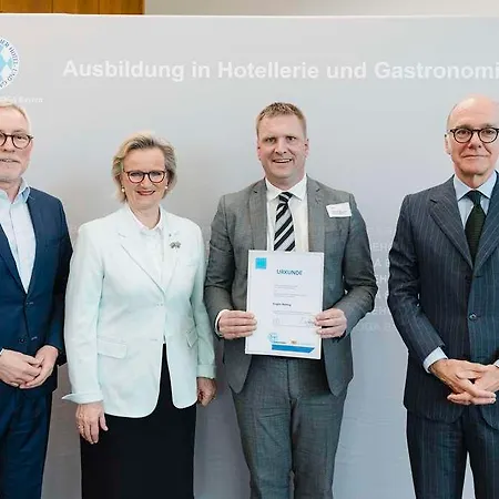 Hotel Vier Jahreszeiten Kempinski 5*