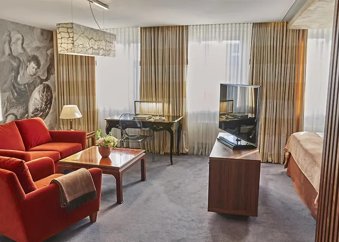 Отель Vier Jahreszeiten Kempinski 5*