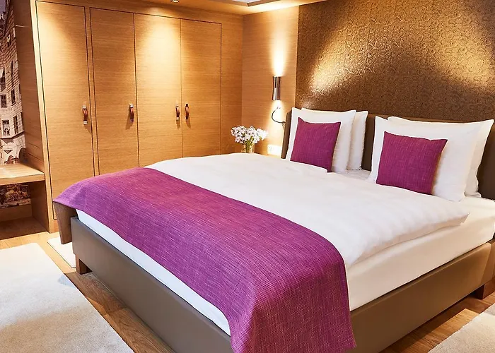 Отель Vier Jahreszeiten Kempinski 5*